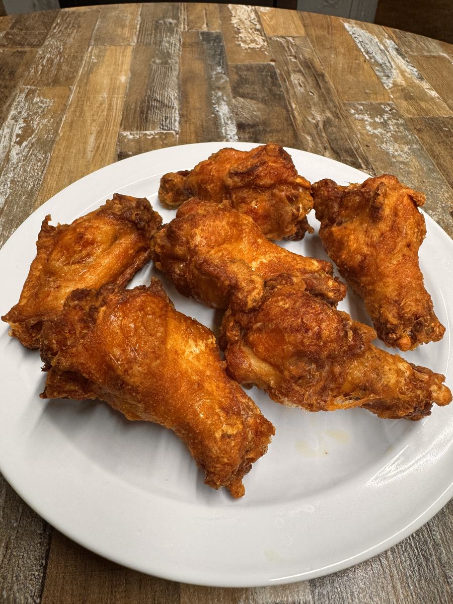 Crispy fried chicken wings