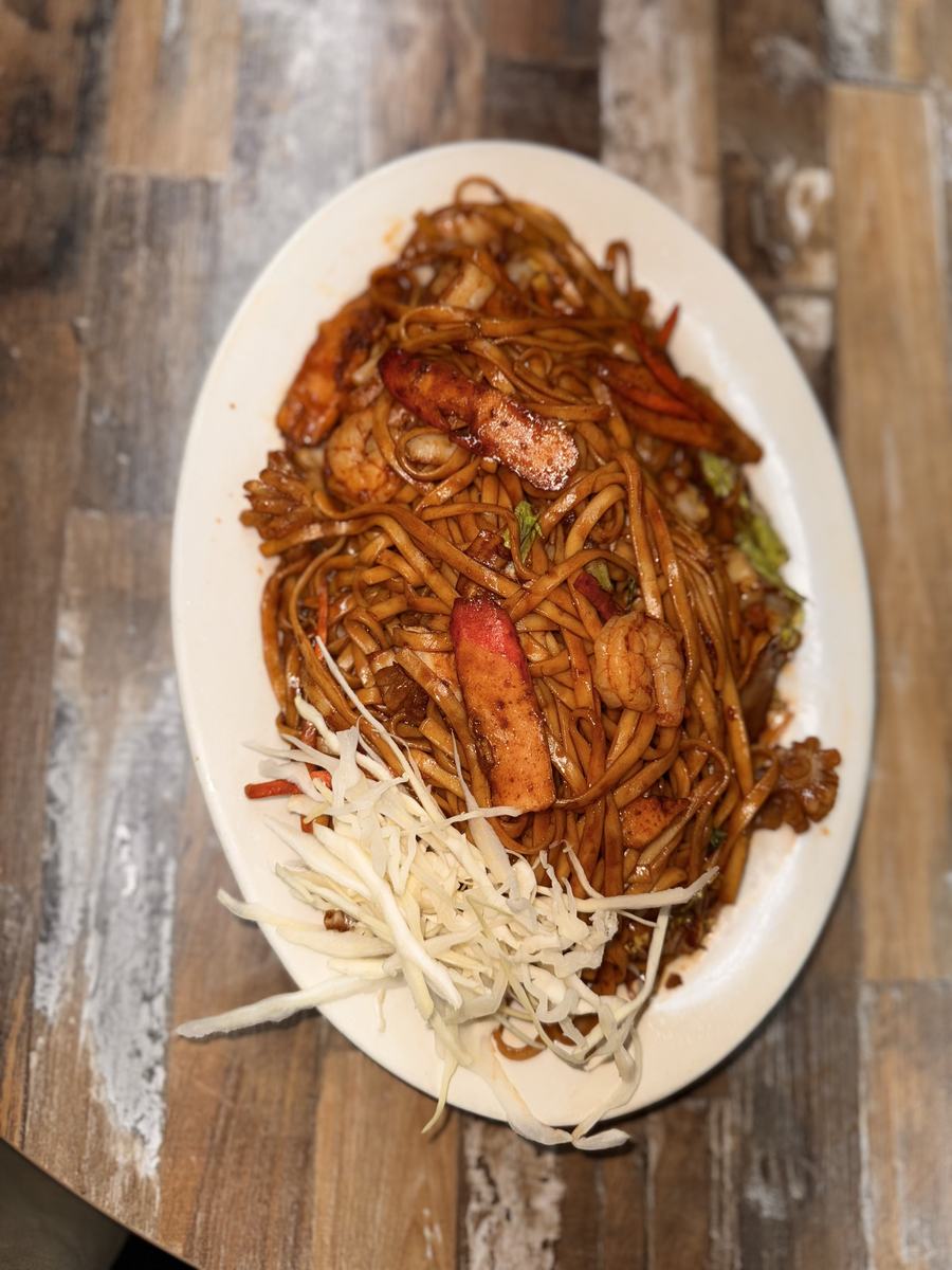 Shrimp lo mein noodles